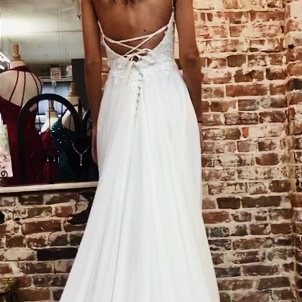 Size 2 Wedding Dress - Picture 2 of 3